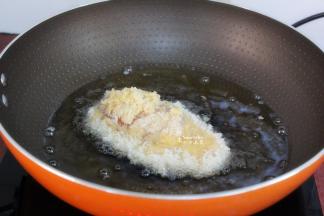 热锅，倒油，油温180度左右，放入鸡胸肉，炸至金黄色，翻转另外一面继续炸至金黄色。