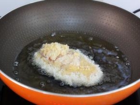 热锅，倒油，油温180度左右，放入鸡胸肉，炸至金黄色，翻转另外一面继续炸至金黄色。