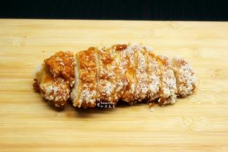 炸好的鸡排稍微放凉，切块。切块的时候直流口水，热乎乎的，太香了。