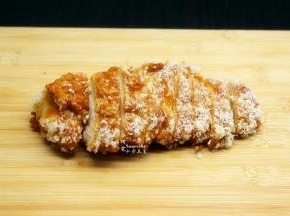 炸好的鸡排稍微放凉，切块。切块的时候直流口水，热乎乎的，太香了。