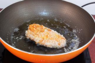 炸好的鸡胸肉捞出，把火调大，放入鸡胸肉炸10秒，这叫回炸。增加这一步，炸鸡排不油腻，金黄酥脆，很好吃。