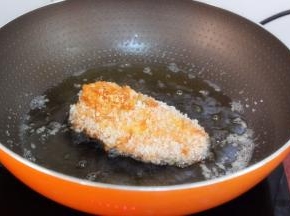 炸好的鸡胸肉捞出，把火调大，放入鸡胸肉炸10秒，这叫回炸。增加这一步，炸鸡排不油腻，金黄酥脆，很好吃。