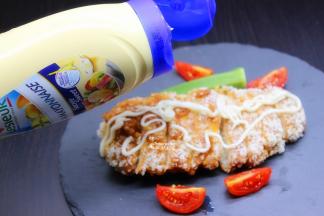 喜欢吃酱可以加点蛋黄酱，番茄酱等，配上秋葵、小番茄，美味的炸鸡排就做好了。