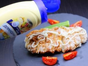 喜欢吃酱可以加点蛋黄酱，番茄酱等，配上秋葵、小番茄，美味的炸鸡排就做好了。