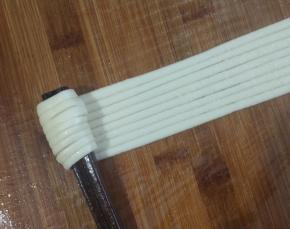 或者取两根筷子，从一头开始边拽边卷起