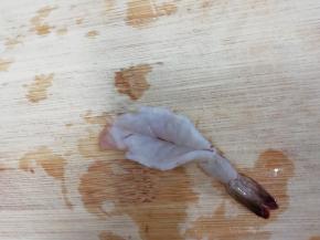 虾仁从背部划开