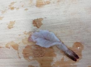 虾仁从背部划开