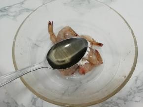 在放入料酒，用手抓均匀，腌制20分钟