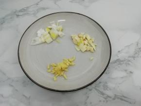 把葱姜蒜切成粒