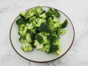 西兰花掰成小块，然后用水洗干净