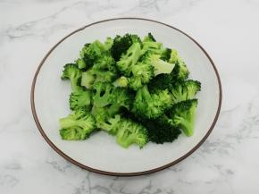 焯熟的西兰花捞出