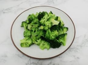 焯熟的西兰花捞出