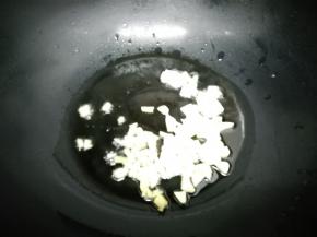 锅中加入适量油烧到七成热时，把葱姜蒜放入锅中炒香
