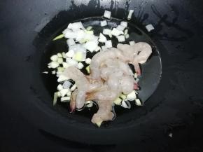 然后把虾仁放入锅中，炒到虾变成红色