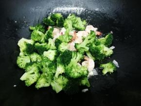 再加入西兰花，翻炒片刻