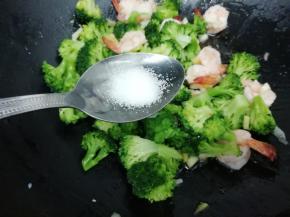 在加入盐，翻炒均匀即可关火出锅