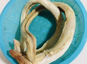 牛鞭拿回来的时候已经清洗过了，我不放心，又放在一起清洗了一下。