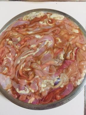 把牛肠也对着水龙头清洗干净。（记得要用温水来洗哦！）