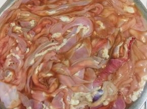 把牛肠也对着水龙头清洗干净。（记得要用温水来洗哦！）