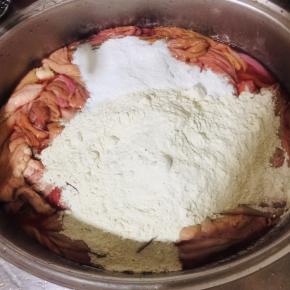 牛杂拿回来的时候，肠子和牛鞭，牛肚里面的污秽之物已经被清洗干净了！我又拿了一包食用碱和面粉使劲儿的揉搓了十几分钟。