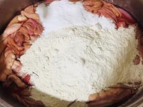 牛杂拿回来的时候，肠子和牛鞭，牛肚里面的污秽之物已经被清洗干净了！我又拿了一包食用碱和面粉使劲儿的揉搓了十几分钟。