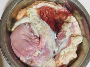 在水龙头下把牛肚清洗干净。