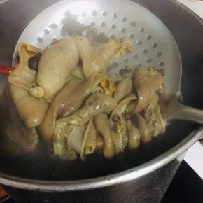 牛肠也煮熟透，可以咬的动了！捞起。