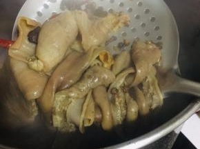 牛肠也煮熟透，可以咬的动了！捞起。