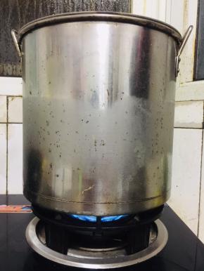 烧开后，转小火慢炖2个小时至牛杂软烂，可以咬的动即可。