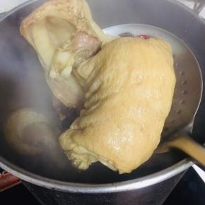 牛肚已经煮熟透了捞起来。