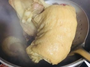 牛肚已经煮熟透了捞起来。