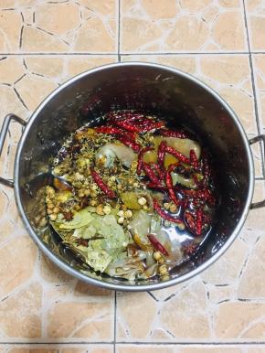 放入生姜，干辣椒，花椒，八角，桂皮，香叶，草果，小茴香，丁香，盐，鸡精，生抽，酱油，冰糖，再加入适量的水。