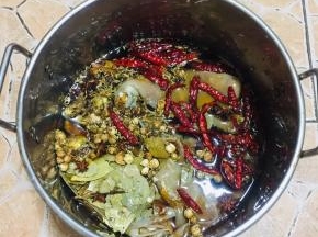 放入生姜，干辣椒，花椒，八角，桂皮，香叶，草果，小茴香，丁香，盐，鸡精，生抽，酱油，冰糖，再加入适量的水。