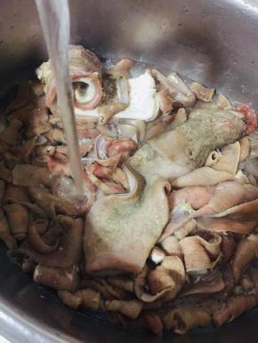 焯好水的牛杂再次放在水龙头下冲洗干净，沥干水分备用。