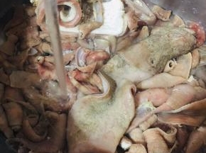 焯好水的牛杂再次放在水龙头下冲洗干净，沥干水分备用。