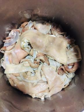 把处理干净的牛杂放进不锈钢桶里。