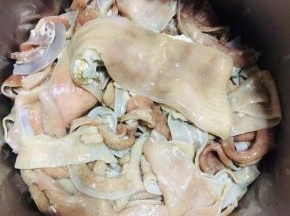 把处理干净的牛杂放进不锈钢桶里。