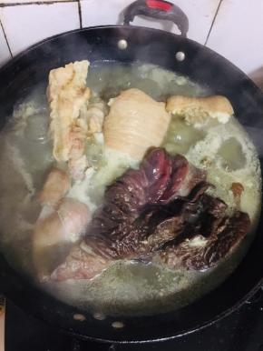 把清洗干净的牛杂冷水下锅，开始加热，水开后焯水10分钟左右。