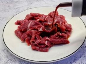 牛肉切薄片，加料酒、生抽、蚝油、淀粉抓均匀，腌制10分钟。