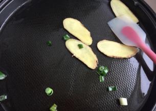 烧热倒入油，油热后放入姜片和小葱，炒出香味