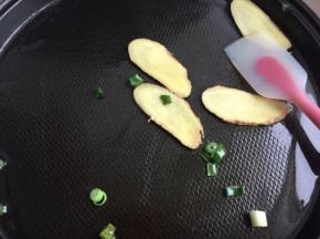 烧热倒入油，油热后放入姜片和小葱，炒出香味