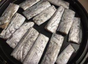 晾好的带鱼依次放入煎锅或者电饼档开始慢慢煎