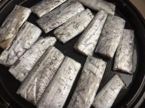 晾好的带鱼依次放入煎锅或者电饼档开始慢慢煎
