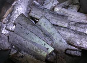 带鱼放入盆中，撒上盐，倒入料酒，搅拌均匀，腌制10分钟