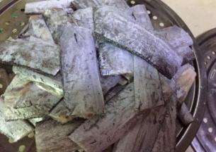 带鱼清洗干净，剪成自己想要的长度，或者买的时候直接让商家帮忙剪好也行，回来要记得清洗干净