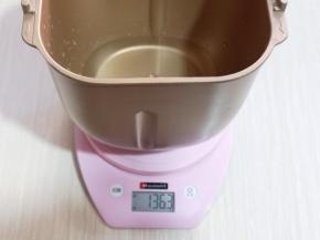 面包机桶中加入纯净水！