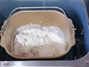 放入面包机，启动揉面，揉至光滑，约20分钟！