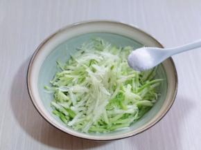 青萝卜去皮洗干净，插丝，加入盐！搅拌均匀，腌制10分钟！