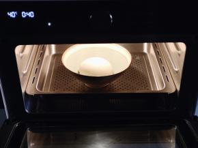 放入蒸烤箱中发酵，盖上保鲜膜室温发酵也可以！