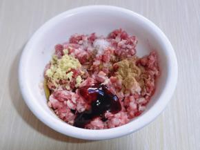 肉糜中加入蚝油，姜末，十三香，料酒，盐！搅拌均匀